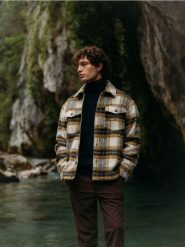 Koszula w kratę z dodatkiem wełny - oliwkowy. Zielone koszule Reserved, l, bez wzorów, z tkaniny, bez kołnierzyka, bez ramiączek. W wyprzedaży za 69.99 zł.