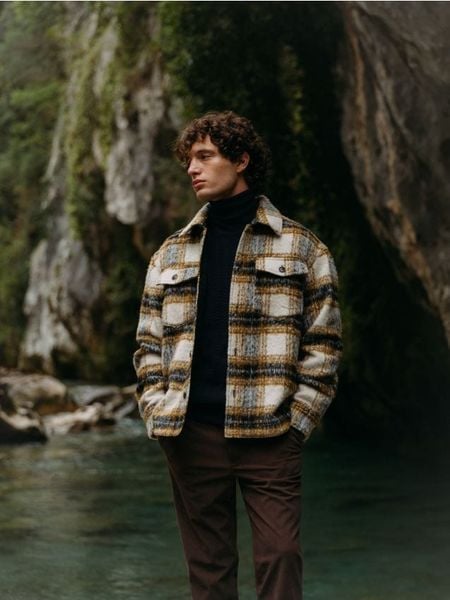 Koszula w kratę z dodatkiem wełny - oliwkowy. Zielone koszule Reserved, l, bez wzorów, z tkaniny, bez kołnierzyka, bez ramiączek. W wyprzedaży za 69.99 zł.