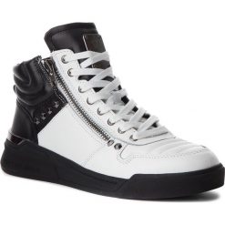 Sneakersy GUESS - FMKNM4 LEA12 WHITE. Białe buty sportowe casual marki Guess, z aplikacjami, z materiału. Za 599.00 zł.