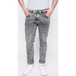 Wrangler - Jeansy Larston Snow Flake. Jeansy marki Wrangler. W wyprzedaży za 239.90 zł.