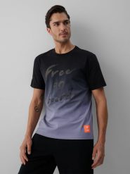 4F T-shirt regular z nadrukiem męski - czarna S. Czarne t-shirty 4F, m, bez wzorów, z jeansu, bez kołnierzyka, bez ramiączek. W wyprzedaży za 59.99 zł.