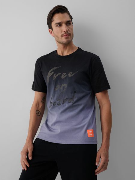 4F T-shirt regular z nadrukiem męski - czarna S. Czarne t-shirty 4F, m, bez wzorów, z jeansu, bez kołnierzyka, bez ramiączek. W wyprzedaży za 59.99 zł.