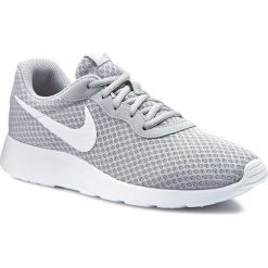 Buty NIKE - Tanjun 812654 010 Wolf Grey/White. Szare buty sportowe casual marki Nike, z materiału. W wyprzedaży za 219.00 zł.