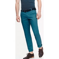 SPODNIE MĘSKIE W STYLU CHINO O REGULARNYM KROJU. Spodnie materiałowe TOP SECRET. W wyprzedaży za 49.99 zł.