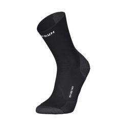 Skarpetki do biegania Kiprun Run 900 wysokie cienkie. Czarne skarpety KIPRUN, bez wzorów, z elastanu. Za 44.99 zł.