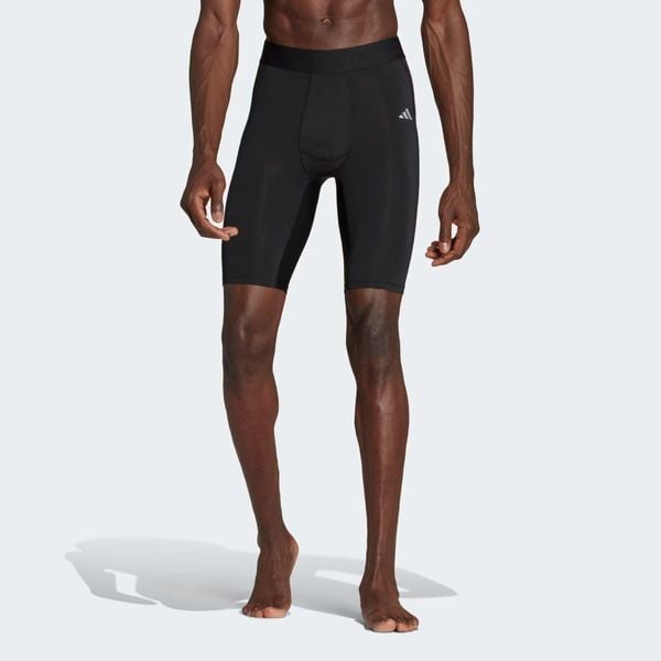 Spodenki męskie adidas Techfit Aeroready Short Tight. Czarne bielizna termoaktywna Adidas, m, bez wzorów, bez ramiączek, do piłki nożnej. Za 101.00 zł.