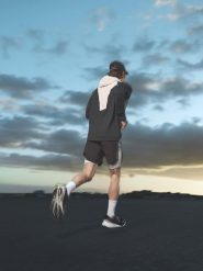 4F Bluza do biegania regular z kapturem męska - czarna M. Czarne bluzy z kapturem 4F, m, bez wzorów, z materiału, z kapturem. Za 249.99 zł.