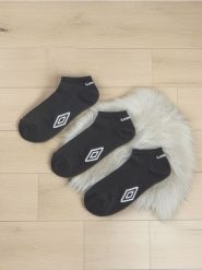 Skarpetki Umbro 3 pack - czarny. Czarne skarpety Sinsay, bez wzorów. Za 19.99 zł.