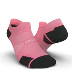 Skarpetki do biegania Kiprun Run 900 niskie cienkie. Czerwone skarpety KIPRUN, bez wzorów, z elastanu. Za 29.99 zł.