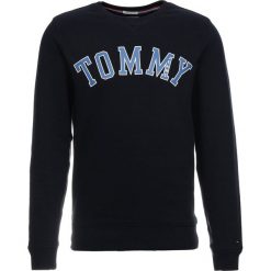 Tommy Jeans ESSENTIAL GRAPHIC CREW Bluza blue. Bluzy Tommy Jeans. Za 349.00 zł.