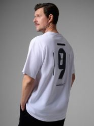 4F T-shirt loose z nadrukiem męski 4F x Robert Lewandowski - biały S. Białe t-shirty 4F, l, bez wzorów, z bawełny, bez kołnierzyka, bez ramiączek. Za 99.99 zł.