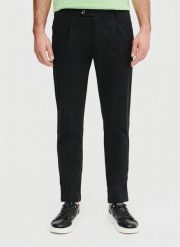 PAKO LORENTE - Czarne spodnie z zaszewkami. Czarne spodnie materiałowe Pako Lorente, na co dzień, l, bez wzorów, z bawełny, casualowe. Za 299.99 zł.