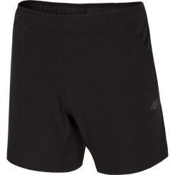 Spodenki treningowe męskie SKMF300 - głęboka czerń. Krótkie spodenki sportowe marki 4F. W wyprzedaży za 39.99 zł.