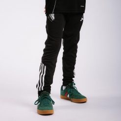 Spodnie czarne junior treningowe adidas Tiro 25 Legia Warszawa. Czarne spodnie treningowe długie Adidas, bez wzorów. Za 189.99 zł.