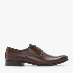 Półbuty męskie z ozdobnymi przeszyciami CASTO. Brązowe eleganckie półbuty Ryłko, bez wzorów, ze skóry, bez obcasa, bez zapięcia. Za 429.99 zł.