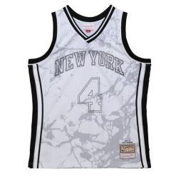 Marmurowa koszula New York Knicks NBA Swingman 2005/06. Białe koszule Mitchell & Ness, bez wzorów, z poliesteru, bez kołnierzyka, bez ramiączek. Za 597.00 zł.