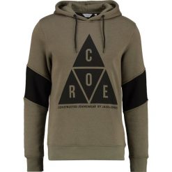 Jack & Jones JCOMULLER REGULAR FIT Bluza z kapturem deep lichen green. Bluzy z kapturem marki Jack & Jones, m, z bawełny, z kapturem. Za 149.00 zł.