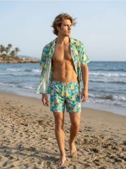 Wiskozowa koszula ze wzorem SpongeBob - wielobarwny. Koszule Sinsay, l, bez wzorów, z wiskozy, bez kołnierzyka, bez ramiączek. Za 49.99 zł.