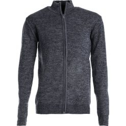Ciemnoszary Sweter Heaton. Szare swetry nierozpinane Born2be, na jesień, l, bez wzorów, bez kołnierzyka, bez ramiączek. Za 59.99 zł.