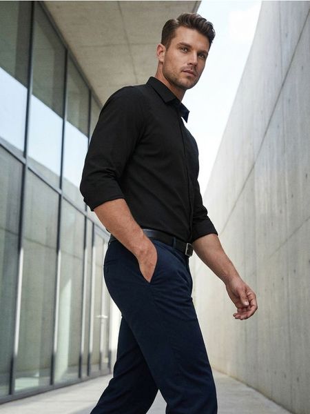 Gładka koszula basic - czarny. Czarne koszule Sinsay, l, bez wzorów, bez kołnierzyka, bez ramiączek. Za 39.99 zł.