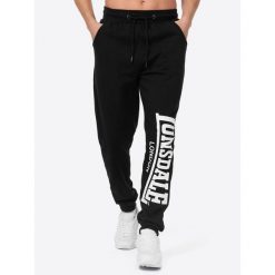 Spodnie dresowe z dużym logo Lonsdale. Czarne szorty Lonsdale, m, bez wzorów, z dresówki. W wyprzedaży za 167.00 zł.