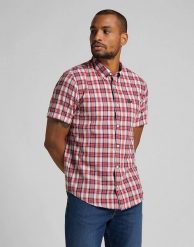 KOSZULA MĘSKA LEE BUTTON DOWN SS AURORA RED L886KZNV 112123676. Czerwone koszule Lee, l, bez wzorów, bez kołnierzyka, bez ramiączek. Za 129.99 zł.