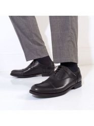 British Passport Skórzane trzewiki w kolorze brązowym rozmiar: 45. Brązowe botki sznurowane British Passport, bez wzorów, bez obcasa, bez zapięcia. Za 448.99 zł.