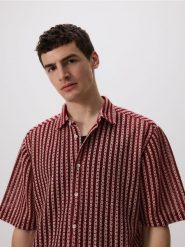 Wzorzysta koszula comfort fit - czerwony. Czerwone koszule Reserved, l, bez wzorów, z bawełny, bez kołnierzyka, bez ramiączek. Za 149.99 zł.