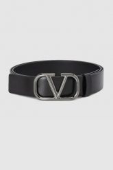 VALENTINO GARAVANI Czarny pasek męski ze skóry. Czarne paski Valentino Garavani, bez wzorów, ze skóry. W wyprzedaży za 1,299.99 zł.