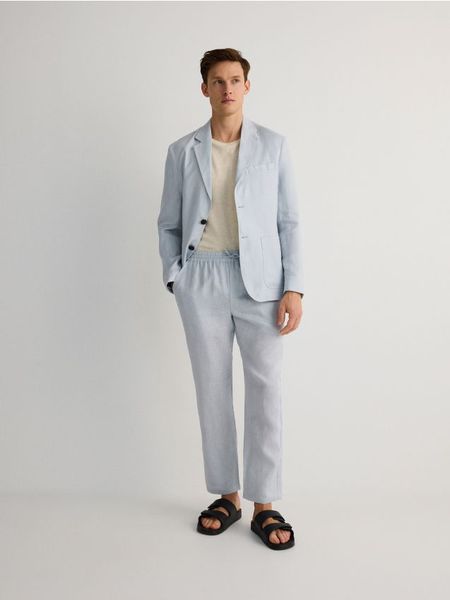 Spodnie jogger z lnem - jasnoniebieski. Niebieskie joggery i bojówki Reserved, bez wzorów, z tkaniny. W wyprzedaży za 139.99 zł.