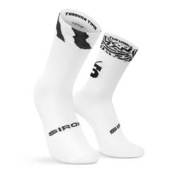 Skarpety kolarskie Vuelta a Ibiza MTB x Siroko Kolarstwo Siroko VIBZ 26 S1 Llong. Białe skarpety SIROKO, bez wzorów. Za 67.00 zł.
