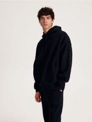 Gładka bluza z kapturem - czarny. Czarne bluzy z kapturem Reserved, l, bez wzorów, z bawełny, z kapturem. W wyprzedaży za 79.99 zł.