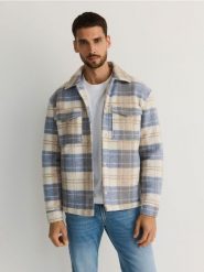Kurtka typu shacket - jasnoniebieski. Niebieskie kurtki Reserved, l, bez wzorów, z dzianiny, bez kaptura. W wyprzedaży za 159.99 zł.