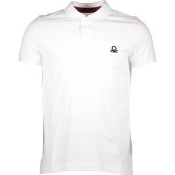 Koszulka polo w kolorze białym. Koszulki polo marki Benetton, z bawełny, z klasycznym kołnierzykiem, z krótkim rękawem. W wyprzedaży za 49.95 zł.