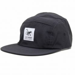 Regulowana czapka z daszkiem typu strapback – wodoodporna (czarna). Czarne czapki z daszkiem SURF MONKEY, bez wzorów. Za 179.95 zł.