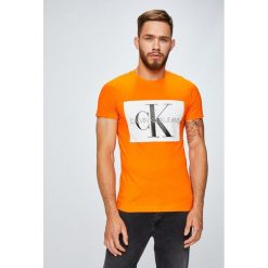 Calvin Klein Jeans - T-shirt/polo J30J307843. Szare koszulki polo sportowe marki Calvin Klein Jeans, z nadrukiem, z bawełny, z okrągłym kołnierzem. Za 199.90 zł.