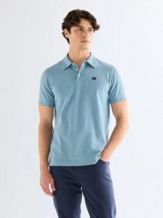 MESKA KOSZULKA WRANGLER POLO SHIRT CAPTAINS BLUE 112378448. Niebieskie koszulki polo Wrangler, m, bez wzorów, bez kołnierzyka, bez ramiączek. Za 99.99 zł.