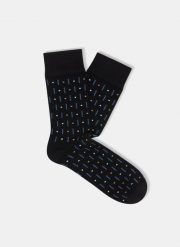 Czarne skarpetki w kolorowy wzór P000B-SX-515-C. Czarne skarpety Pako Lorente, bez wzorów. Za 39.99 zł.