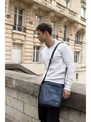 Maison héritage PARIS Skórzana torebka "Hemi" w kolorze niebieskim - 24 x 27 x 7 cm rozmiar: onesize. Niebieskie torby na ramię maison héritage PARIS, bez wzorów, z materiału, na ramię, małe, bez dodatków. Za 304.99 zł.