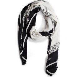 Szal CALVIN KLEIN - Geo Quilt Scarf K60K605145 001. Białe szaliki CALVIN KLEIN, bez wzorów, z materiału. W wyprzedaży za 169.00 zł.