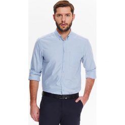 KOSZULA MĘSKA TALIOWANA Z TKANINY OXFORD Z KOŁNIERZEM TYPU BUTTON DOWN. Niebieskie koszule TOP SECRET, na lato, m, bez wzorów, z tkaniny, bez kołnierzyka, bez ramiączek. W wyprzedaży za 39.99 zł.