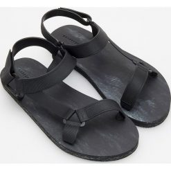 Sandały - Czarny. Sandały marki Reserved. Za 159.99 zł.