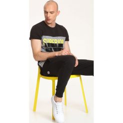 T-SHIRT KRÓTKI RĘKAW MĘSKI Z NADRUKIEM. Bluzki z długim rękawem marki DRYWASH. W wyprzedaży za 19.99 zł.