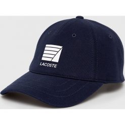 Lacoste - Czapka. Białe czapki z daszkiem LACOSTE, bez wzorów, z bawełny. W wyprzedaży za 159.90 zł.
