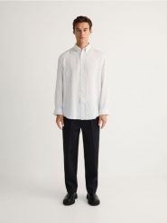 Koszula oversize z wiskozy - biały. Białe koszule Reserved, l, bez wzorów, z wiskozy, bez kołnierzyka, bez ramiączek. W wyprzedaży za 39.99 zł.