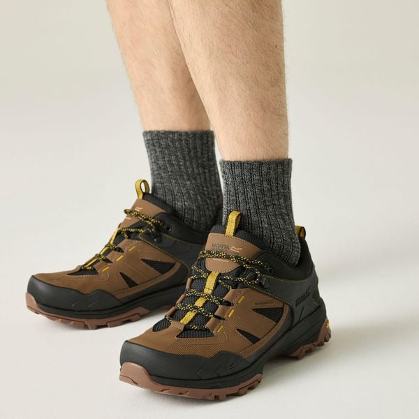 Buty męskie trekkingowe niskie z membraną Regen Vibram. Brązowe trekkingi Regatta, bez wzorów, z gumy, bez zapięcia. Za 449.99 zł.