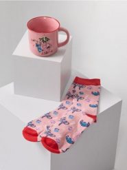 Świąteczny zestaw prezentowy: kubek i skarpetki Stitch - wielobarwny. Skarpety Sinsay, bez wzorów. Za 25.99 zł.