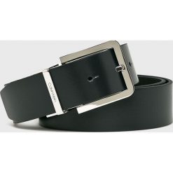 Calvin Klein - Pasek skórzany dwustronny z wymiennymi klamrami. Czarne paski CALVIN KLEIN, bez wzorów, z materiału. W wyprzedaży za 219.90 zł.
