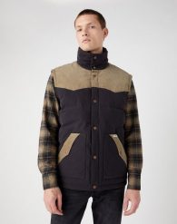MĘSKA KURTKA ZIMOWA WRANGLER DETACHABLE SLEEVE BLACK 112341105. Czarne kurtki Wrangler, na zimę, m, bez wzorów, bez kaptura. Za 299.99 zł.