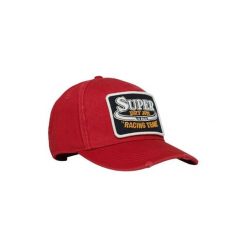 Czapka z daszkiem z logo Superdry. Czerwone czapki z daszkiem Superdry, bez wzorów. W wyprzedaży za 147.70 zł.